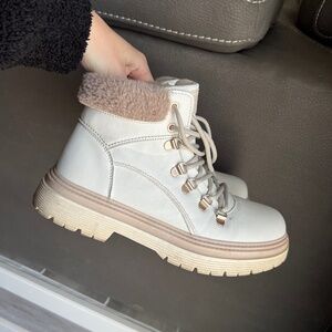 White/beige winter boots